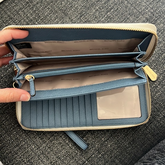 Michael Kors Jet Set Go Airplane Wallet - Picture 5 of 13